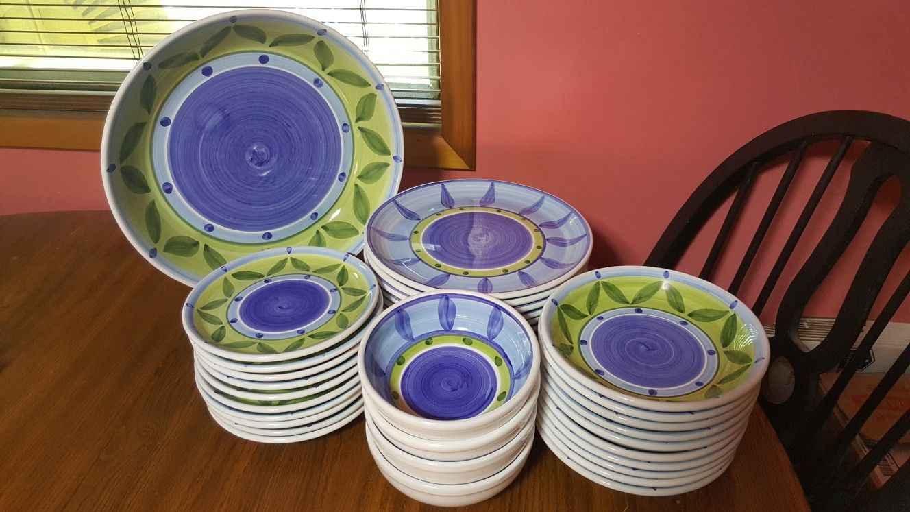35 Piece Caleca Dinnerware Set