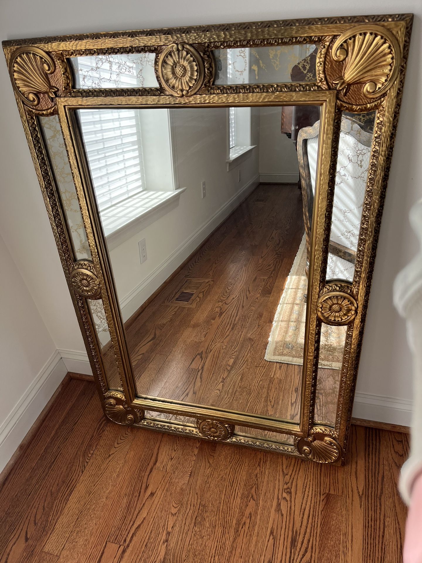 Union City Mirror & Table Co. Carved Wall Mirror