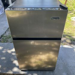Magic Chef Minifridge 19”W X 20”1/2D X 32”1/2H In Working Condition $60 Firm On Price