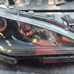 2017-20 Chrysler Pacifica Passenger Side Headlight 