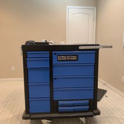Roller tool cabinet