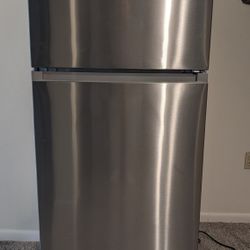 Midea 14.2-cu ft Counter Depth 28" Wide Top-Freezer Refrigerator 