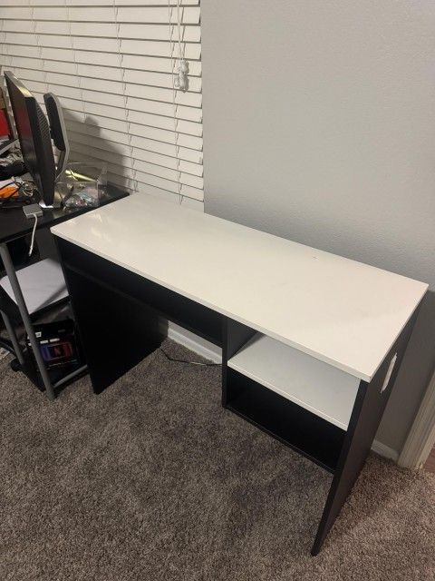  Modern Black & White Study/Computer Desk – Great Condition!