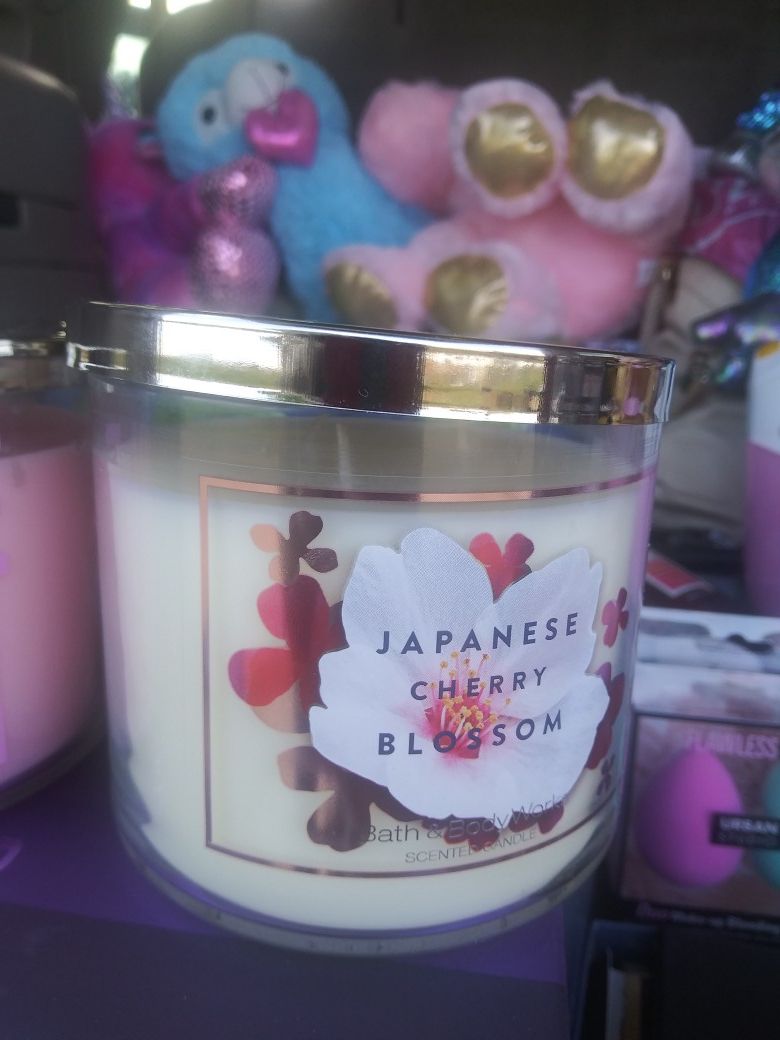 Bath and body works 3 wick candles