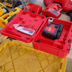 Milwaukee
100 ft. REDLITHIUM Lithium-lon
USB Green Rechargeable Cross
Line Laser Level with Charger