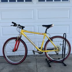 Specialized Stumpjumper M2 mountain bike, 18” frame, 26” wheels.