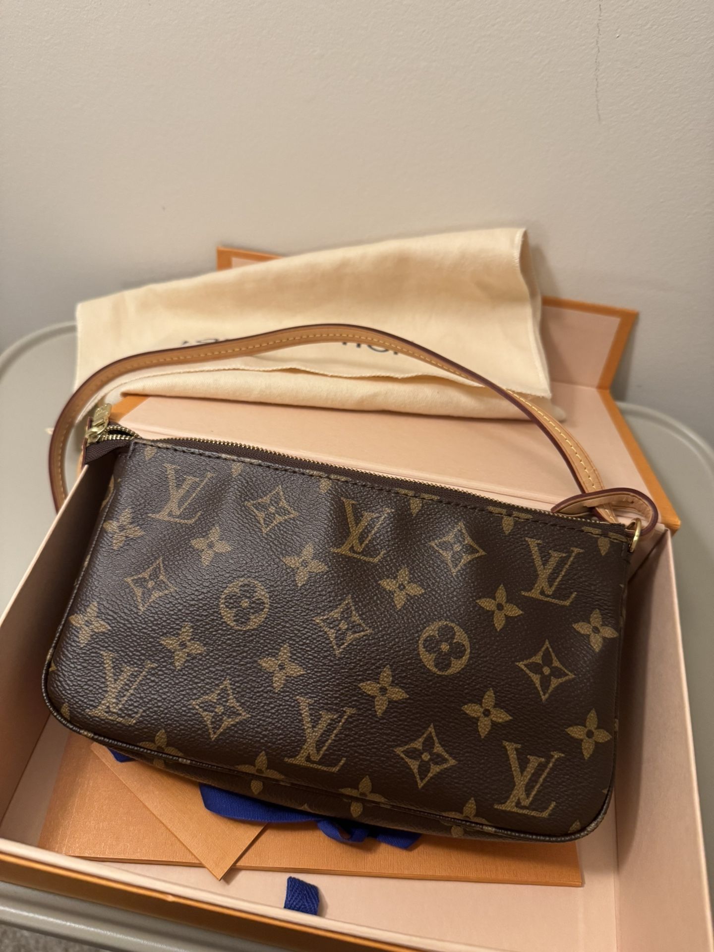 Louis Vuitton Pochette Accessoires – Monogram Shoulder Bag / Purse Like New – With Box