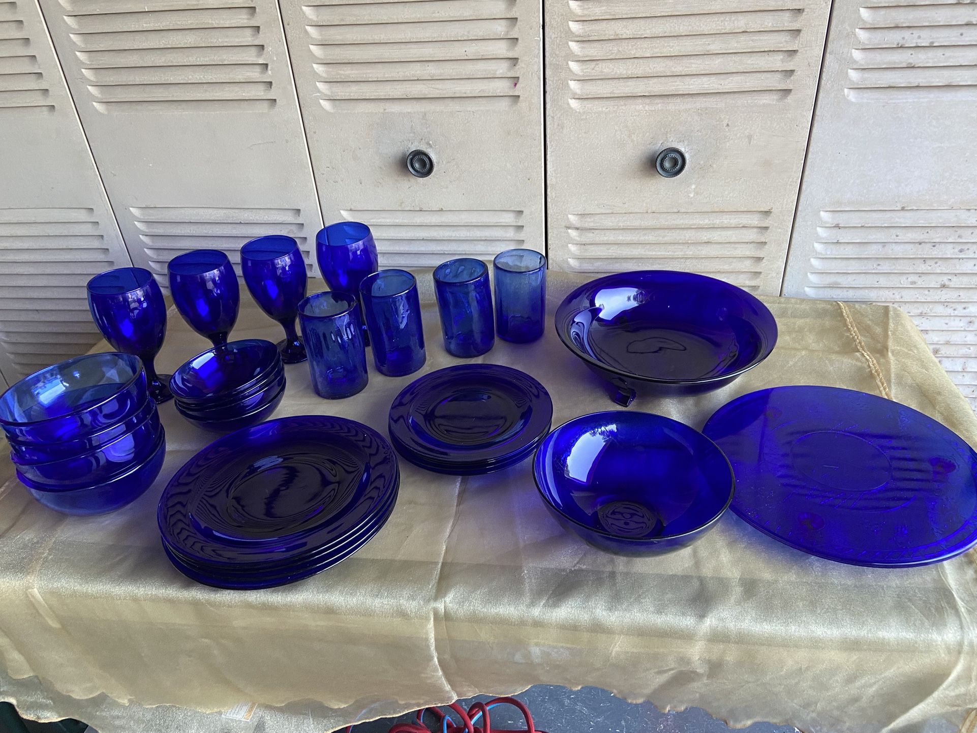Royal Blue Set Of 4 Plates And More (some Scratching)