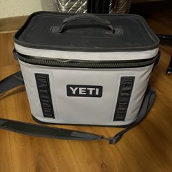 YETI Hopper Flip 18 Cosmic Lilac 20 can Soft Sided Cooler *Discontinued Color*