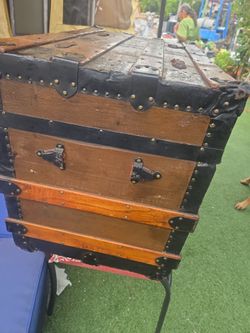 Antique baul