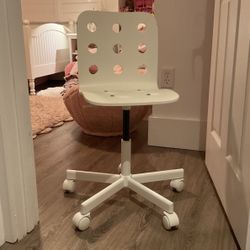 KIDS WHITE SWIVEL CHAIR