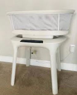 4 moms bassinet barely used