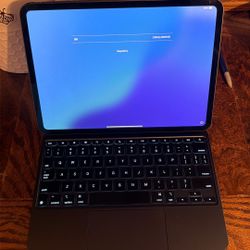 iPad Pro M4 11 In W/ Keyboard 256gb