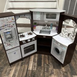 FREE - Kids play kitchen