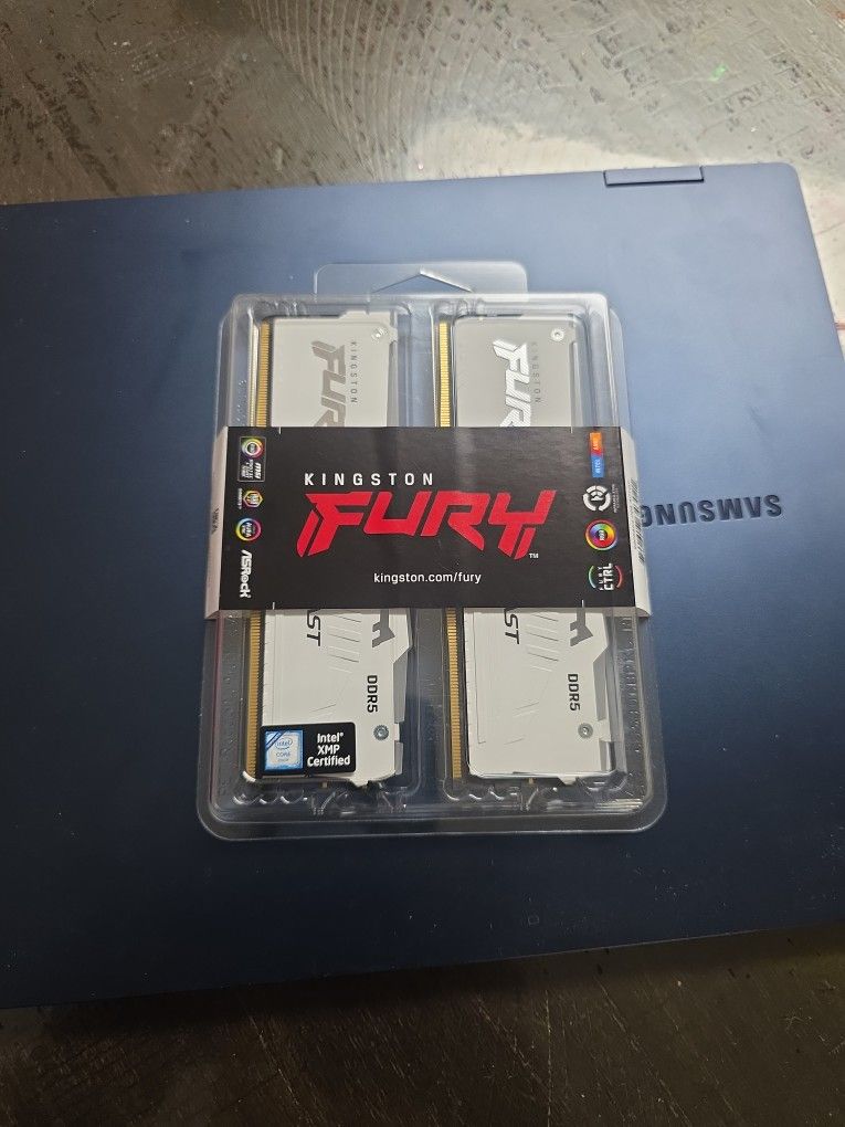 Kingston FURY Beast White RGB 64GB