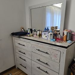 Dressing table like new