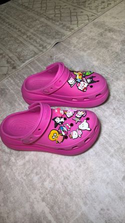 Pink Crocs Women’s Size 6 with Jibbitz Charms – Hard to Find Style