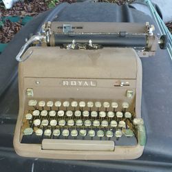 Royal Typewriter 