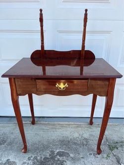 Small Makeup Table