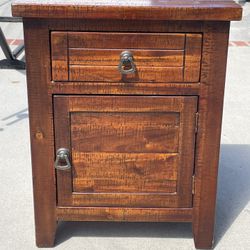 Beautiful Side/End Table 