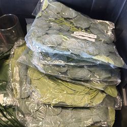 Table decor green leaves