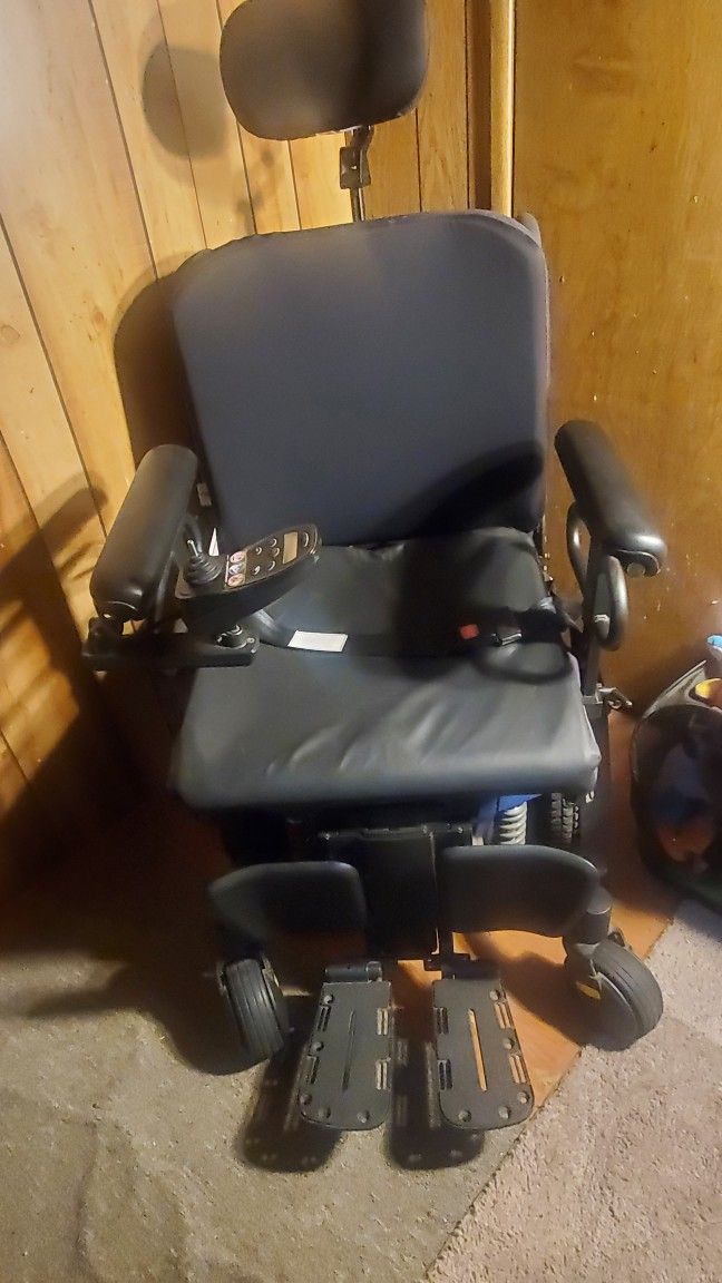 2021 Pride Mobility Quantum J4 Power Chair
