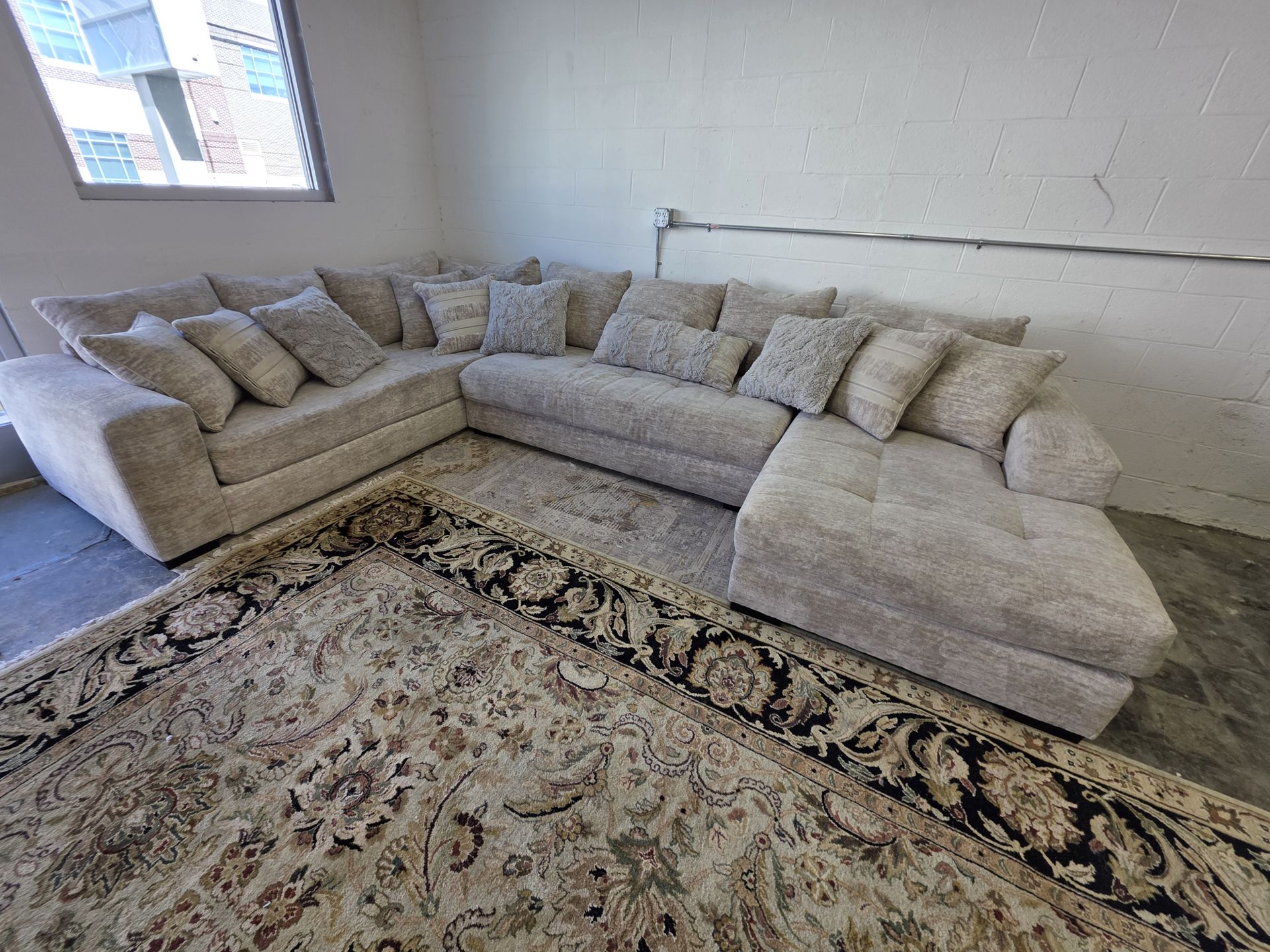 π₯ LIKE NEW! Chinelle Setional
Delivery and Setup Available!