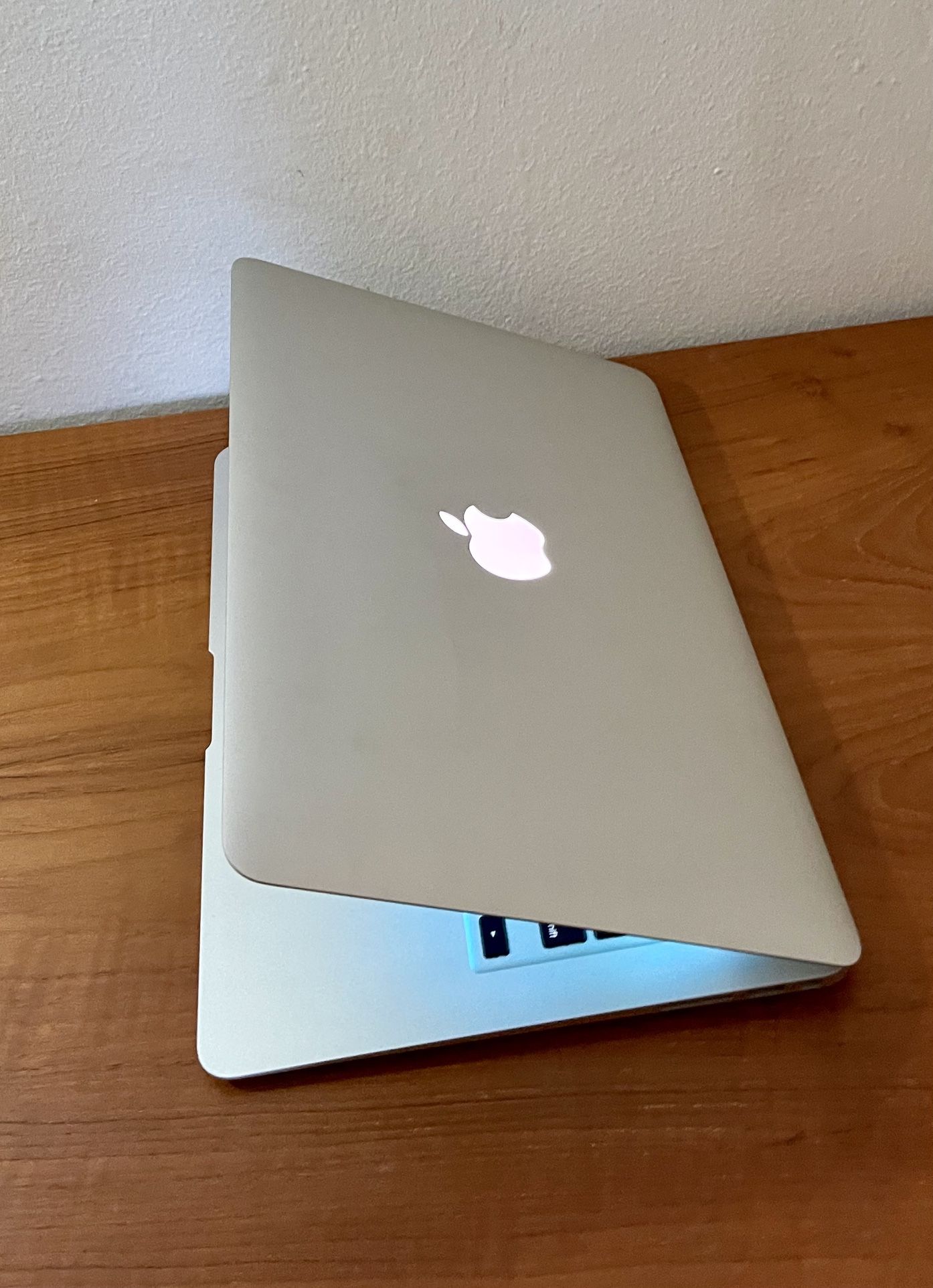 Apple MacBook Air 13” I5/8GB/256GB SSD $180
