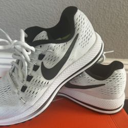 Women’s Nike Air Zoom Vomero 14 Size 6 Retail. Value $148 + Tax 