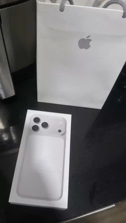 White IPhone 17 Pro max