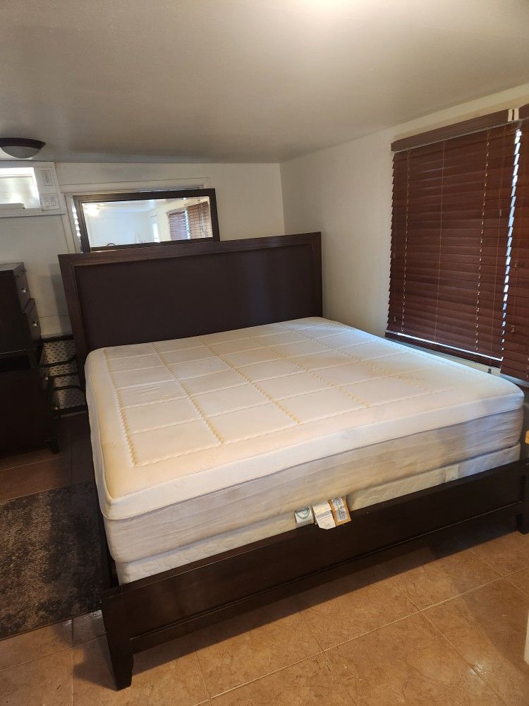 Wooden King Bedroom Set