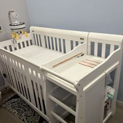 Baby Crib With Changing Table And Storage Drawers 