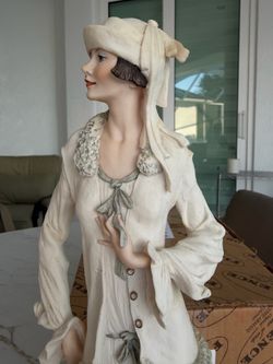 Exquisite Giuseppe Armani "Tamara" Sculpture 18” figure W/Box 0798F  In excellent condition  Dimensions: 18 inches by 5.5 inches