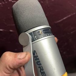 Shure MV7 USB Podcast Microphone for Recording, Live Streaming & Gaming, Built-in Headphone Output, 