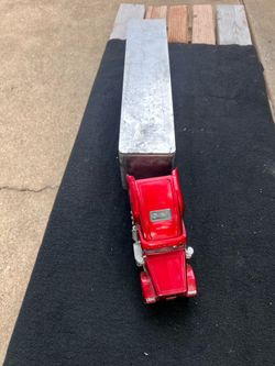 Welly Freightliner Columbia Super Hauler Tractor Truck and Trailer 1/32 Scale Diecast Model in Red