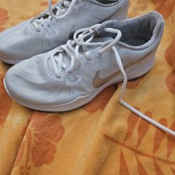 Woman's Nike Size 8