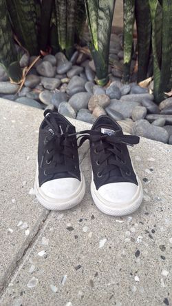 Converse Chuck Taylor Low-Top Sneakers little kids size 7