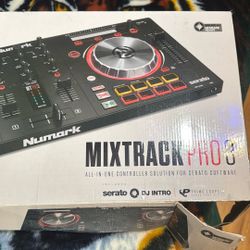Numark Mixtrack Pro 3 DJ Controller