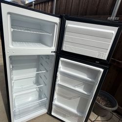 7.1 cu ft Vissani Refrigerator – Like New (Under Warranty)