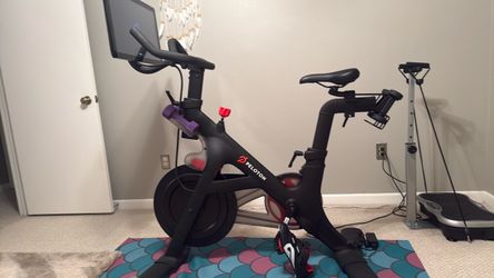 PELOTON BIKE