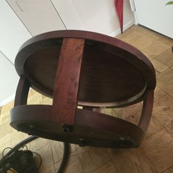 round wooden table (Read description)