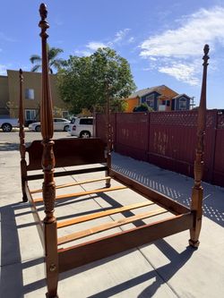 Vintage Carved Pineapple Four Poster Bed Frame (Queen size)
