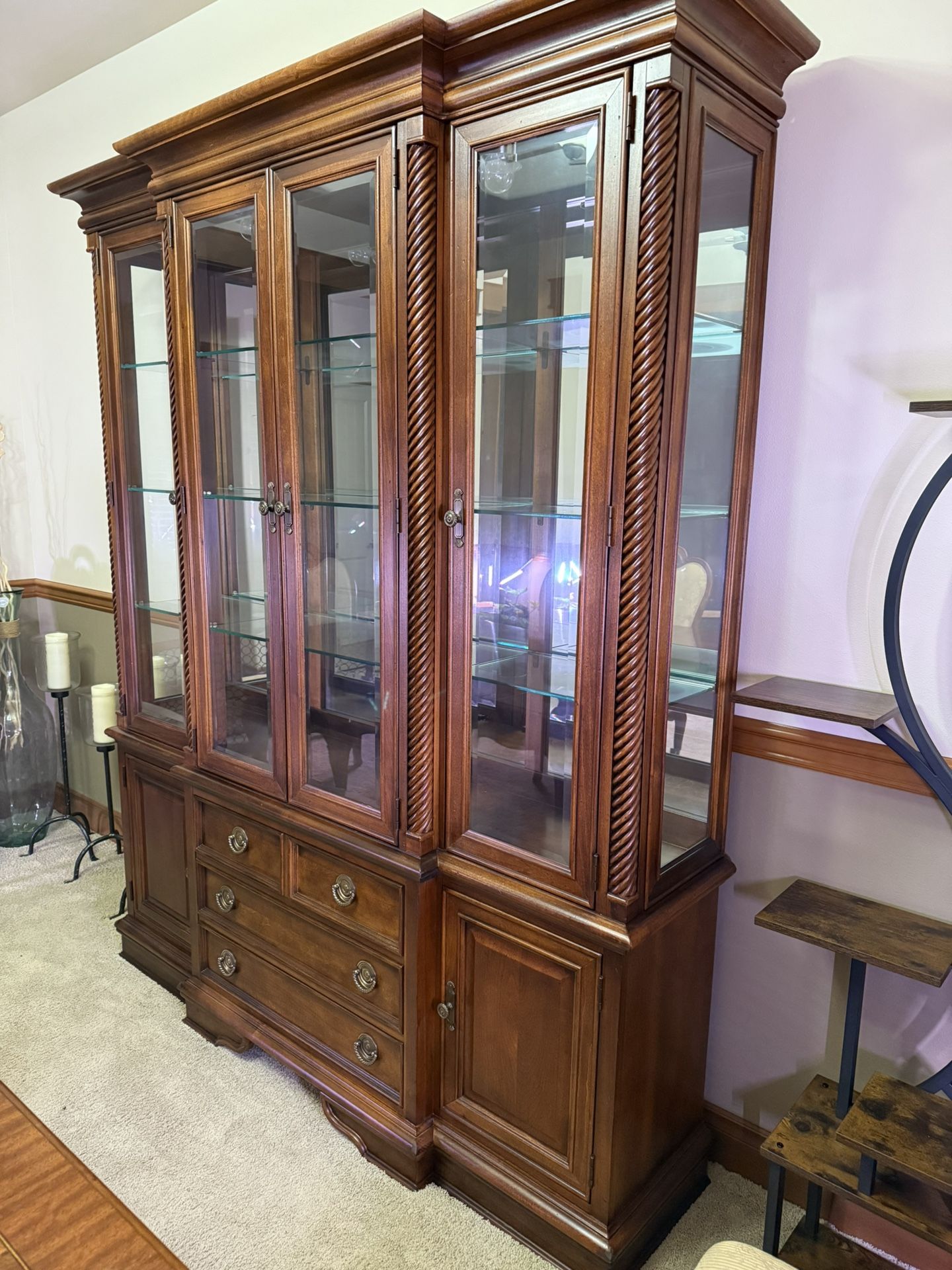 Vintage Stanley Traditional Mahogany Lighted China Cabinet