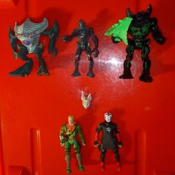 Action figures lot Fortnite and Aliens 