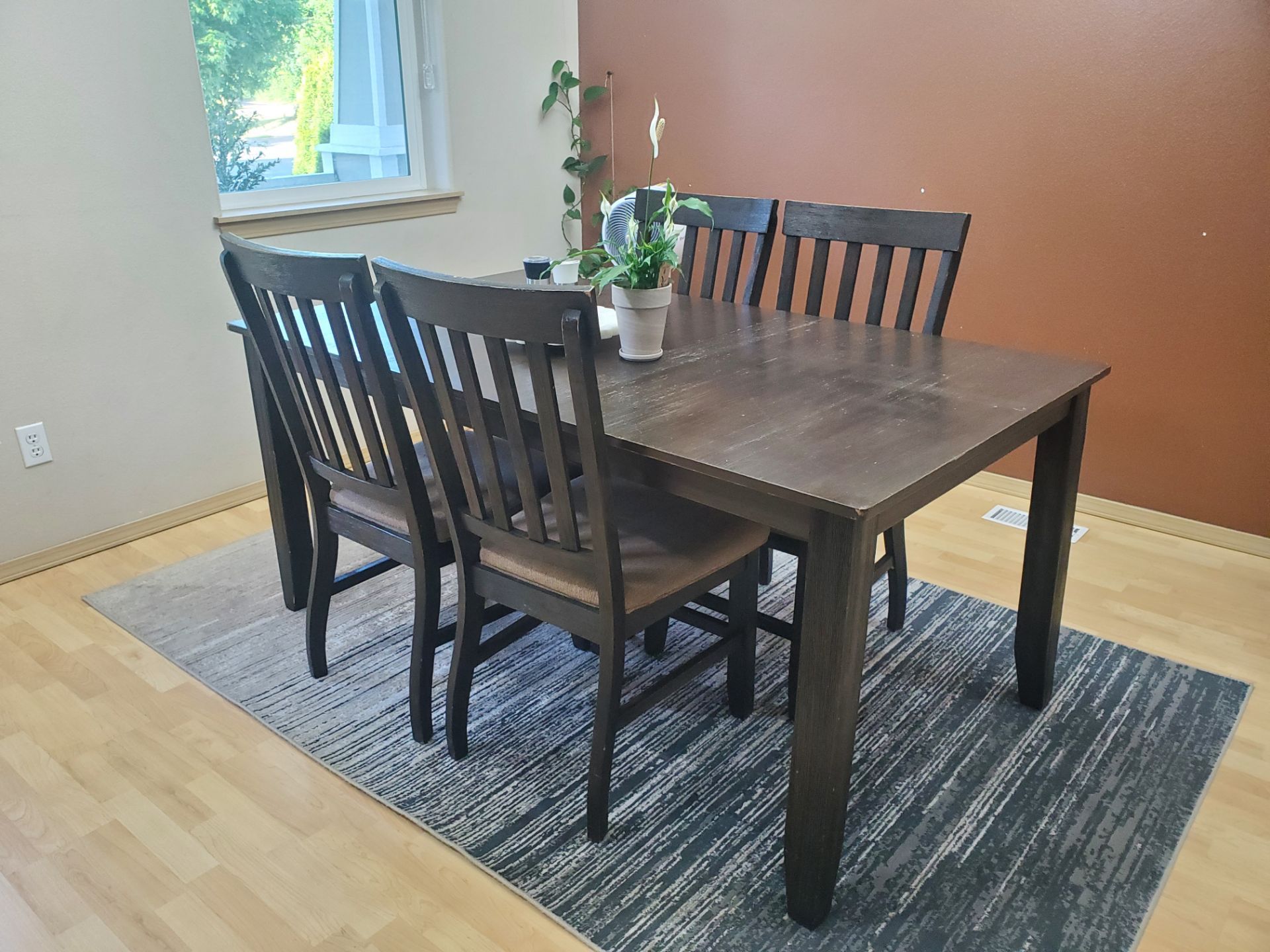Dining table with 4 chairs (Good price)