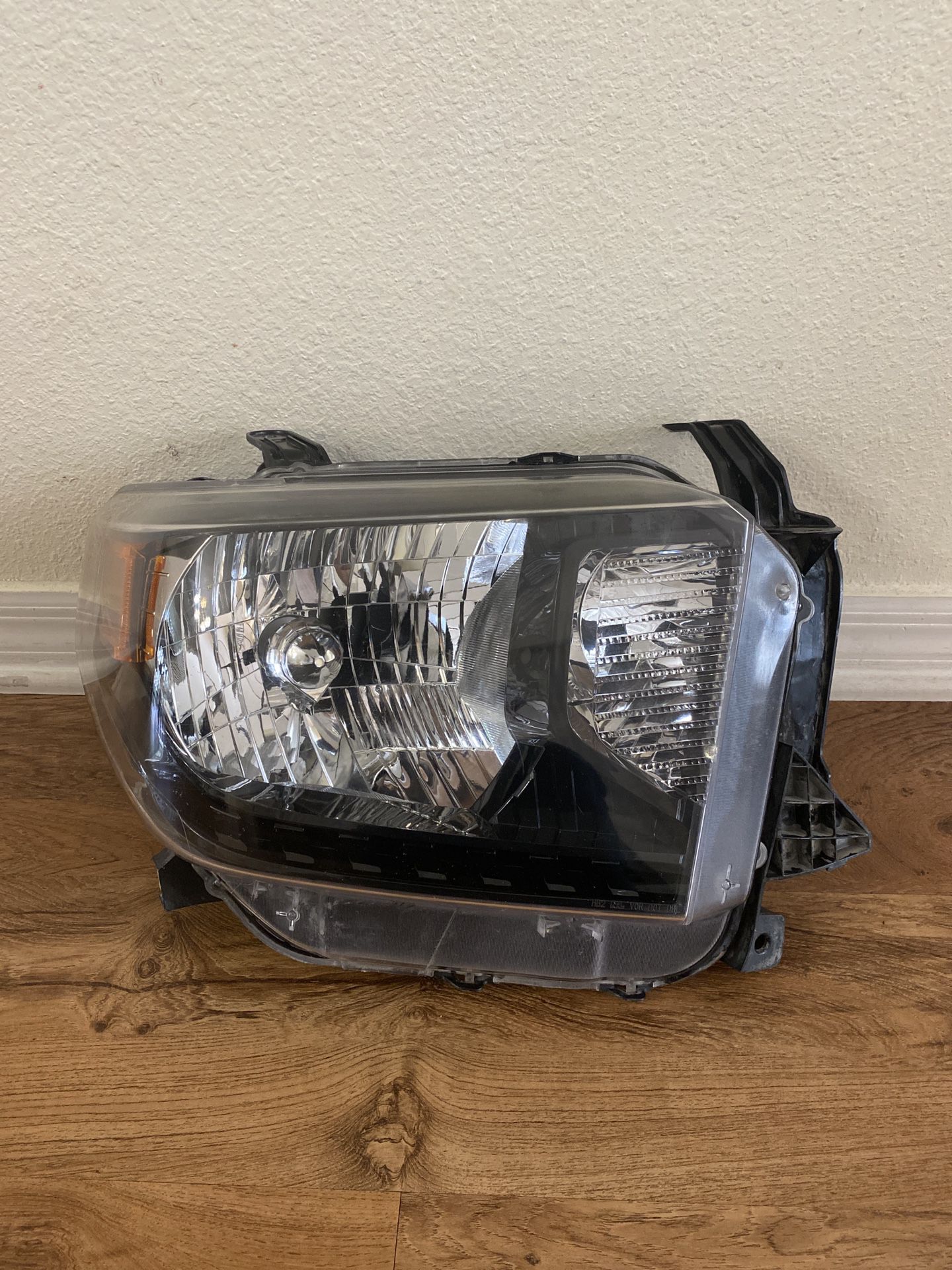 2014-2017 Toyota Tundra Passenger Side Headlight Halogen Used