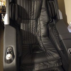 Used Insignia 3D Zero Gravity Full Body Message Chair