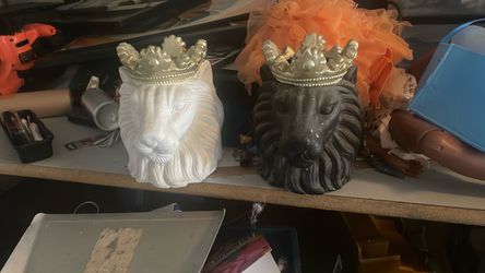 Kingston living lion head planters