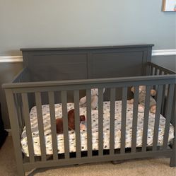 Crib With Mattress And Changing Table With Cover 
