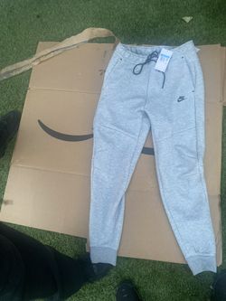 Medium Nike Tech